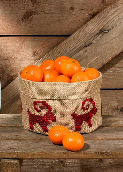 Embroidery kit Basket w/straw goat