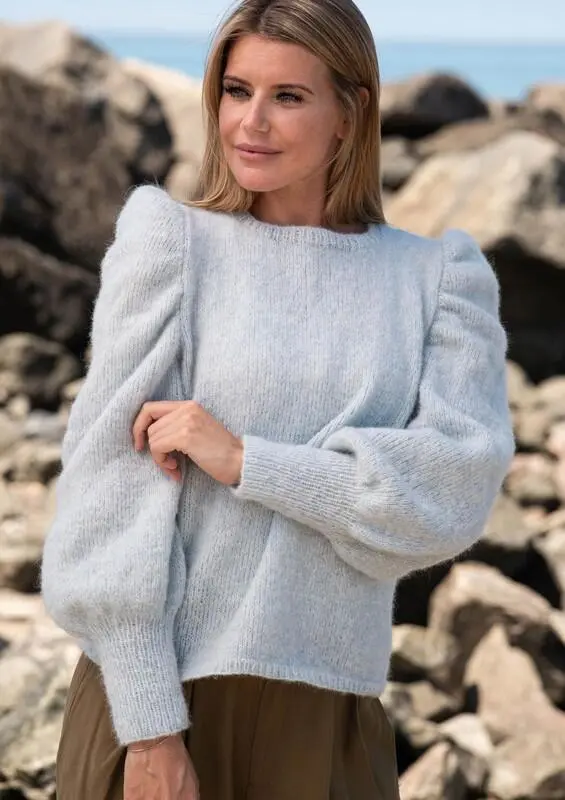 1816 Sweater with gathered top sleeve shaping