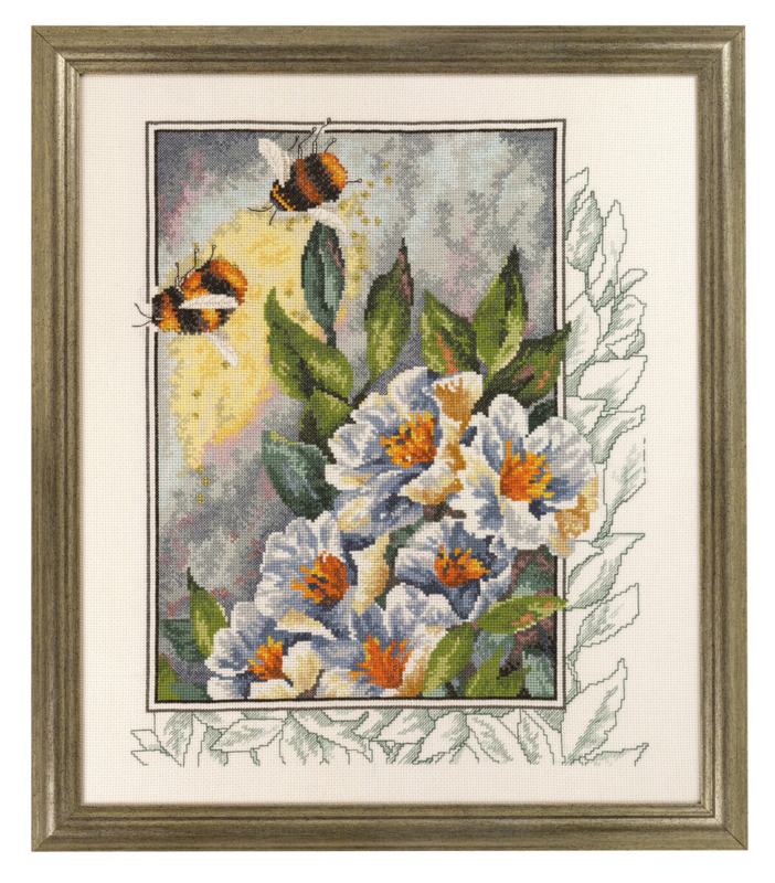 Embroidery Kit Bees in Flowers 40 x 47 cm / 16 x 19 in R5337