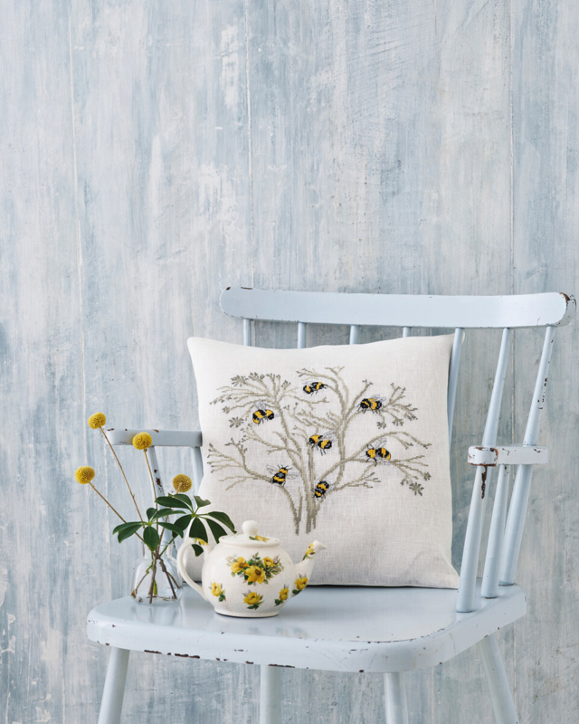 Embroidery Kit Bees 40 x 40 cm / 16 x 16 in