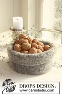 Extra 0-799 Christmas basket by DROPS Design